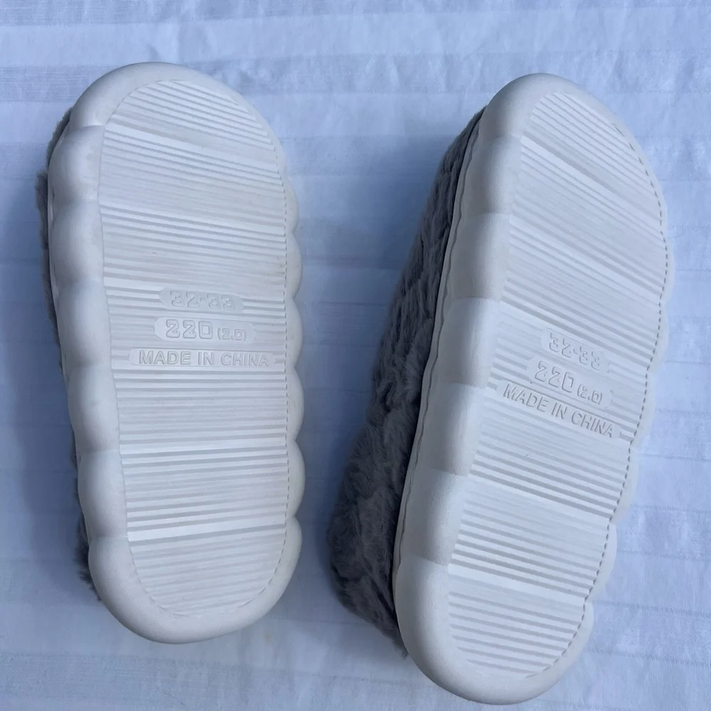 Children’s‎ grey slippers size 2 plushy comfortable